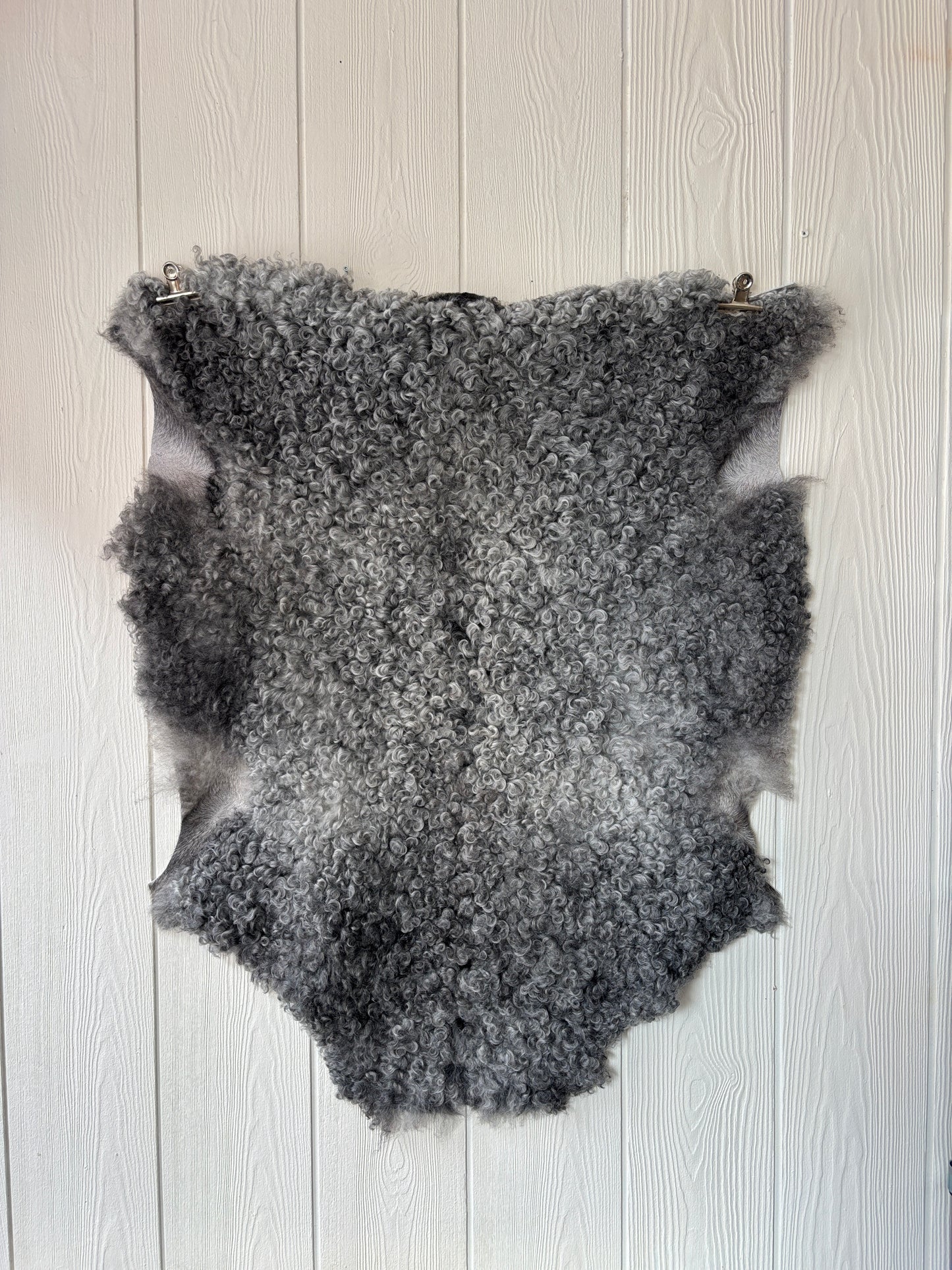 Gotländskt lammskinn nr 7, naturliga lockar, ca 94×77 cm – naturligt och tvättbart