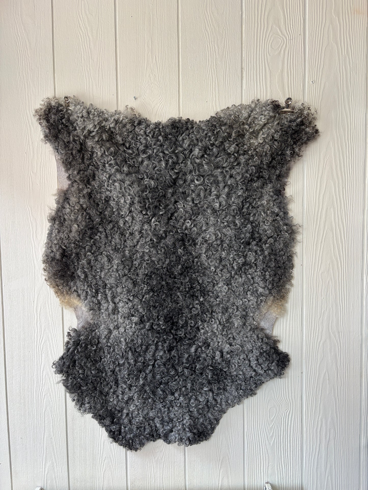 Gotländskt lammskinn nr 10, naturliga lockar, ca 101×76 cm – mjukt gotlandsfår