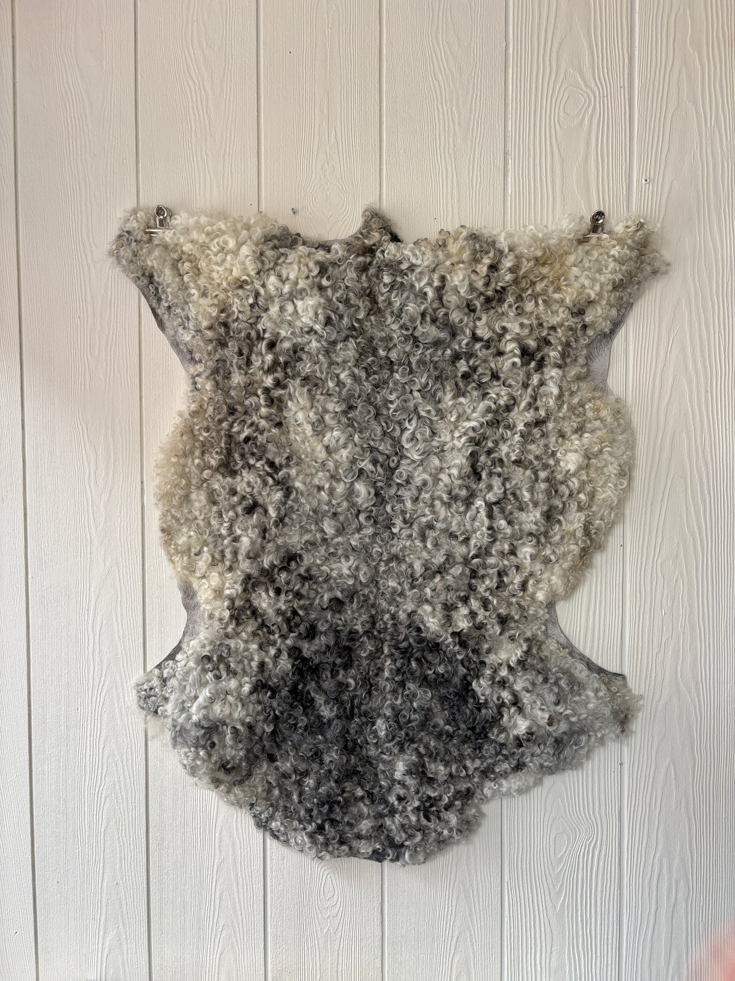 Gotländskt lammskinn nr 11, naturliga lockar, ca 95×68 cm – äkta fårskinn från Gotland