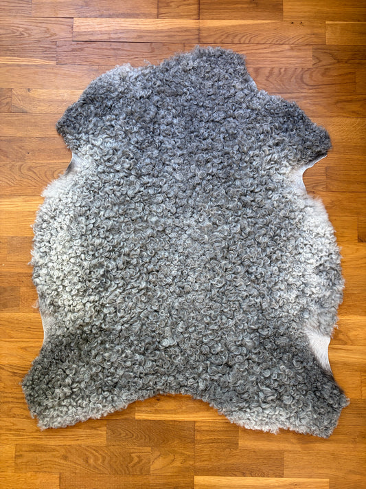 Nr 3 - Gotländskt Lammskinn 89x80cm