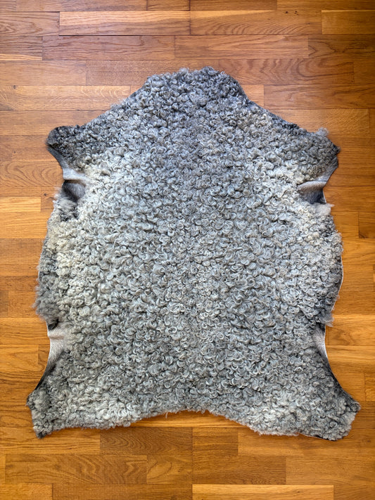 Nr 4 - Gotländskt Lammskinn 85x75cm
