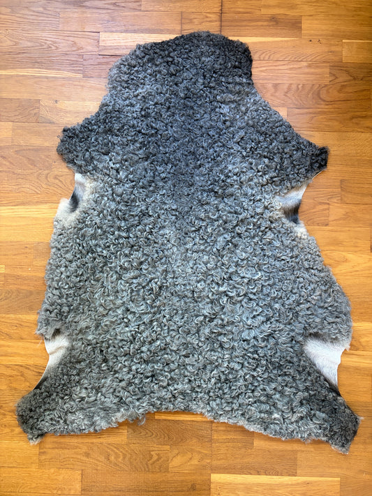 Nr 9 - Gotländskt Lammskinn 102x82cm