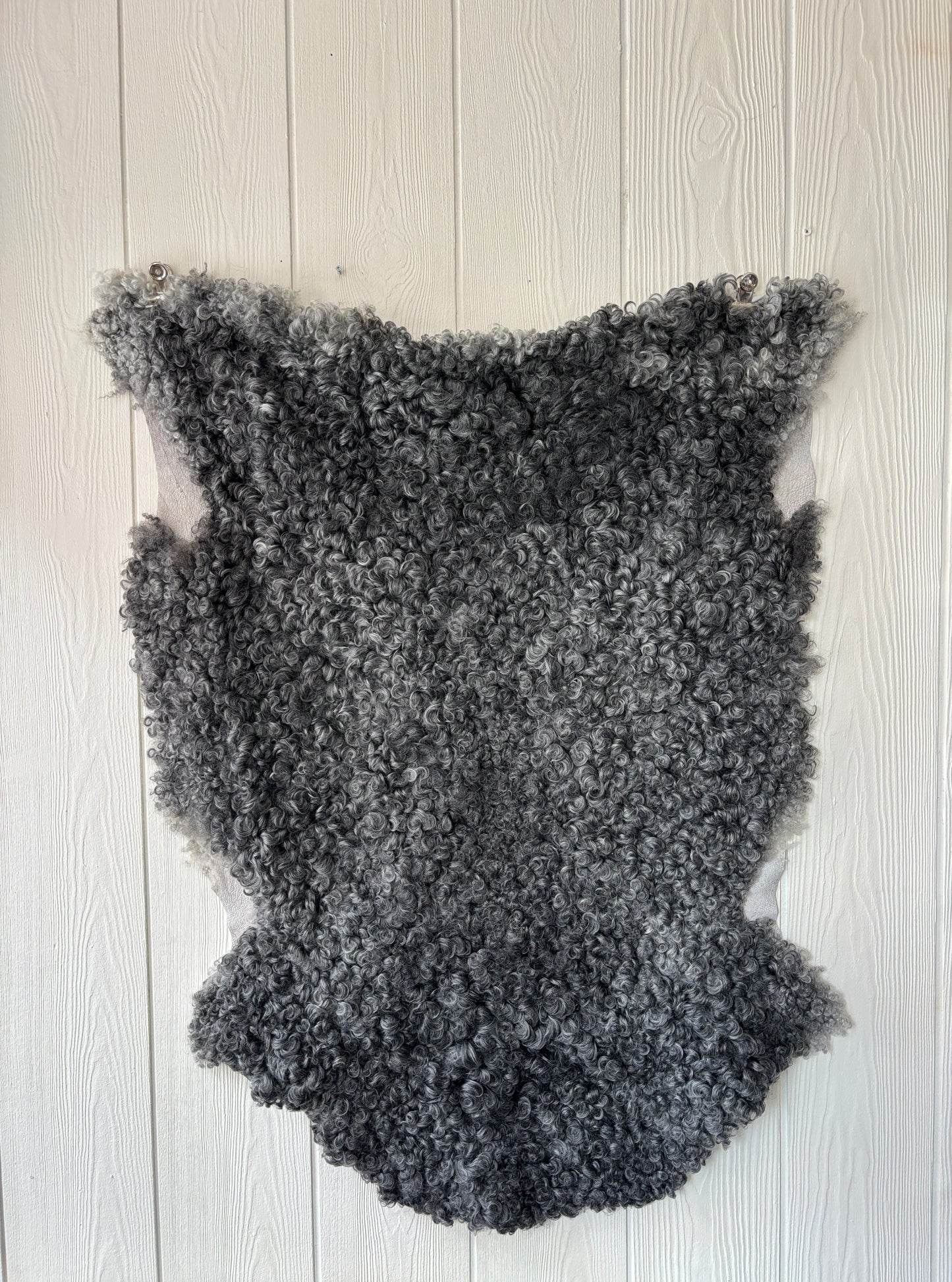 Gotländskt lammskinn nr 9, naturliga lockar, ca 97×75 cm – från Gothem på Gotland