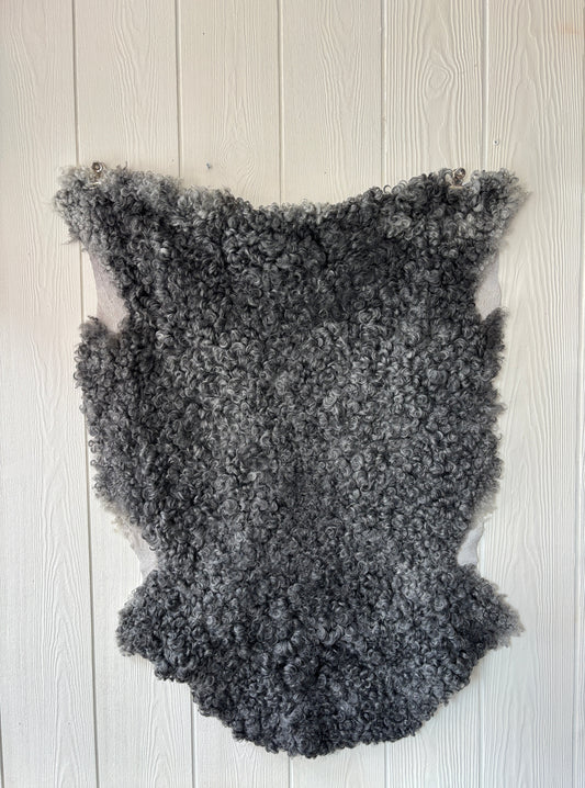 Gotländskt lammskinn nr 9, naturliga lockar, ca 97×75 cm – från Gothem på Gotland