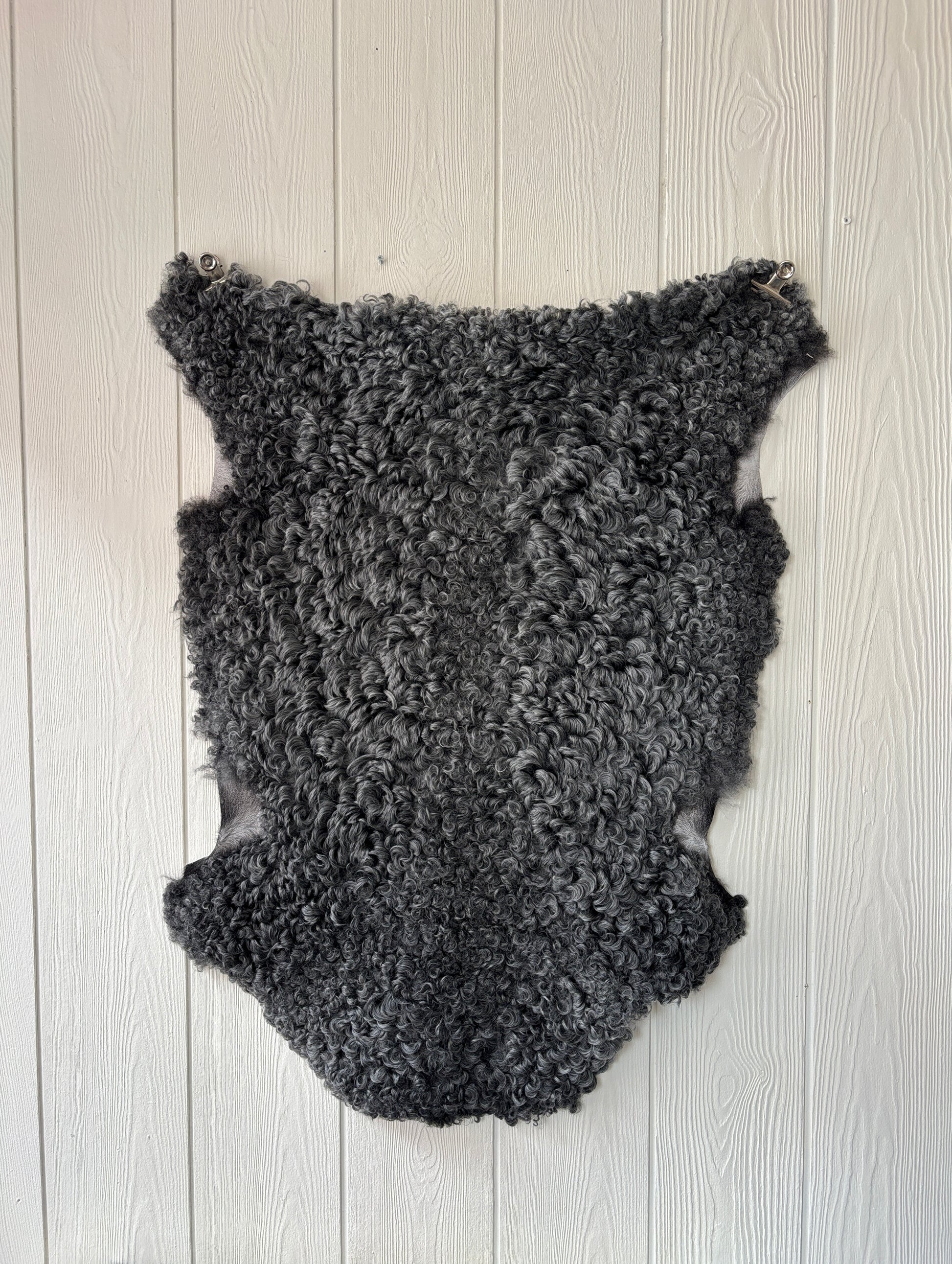 Gotländskt lammskinn nr 12, naturliga lockar, ca 92×67 cm – naturligt gotländskt lammskinn