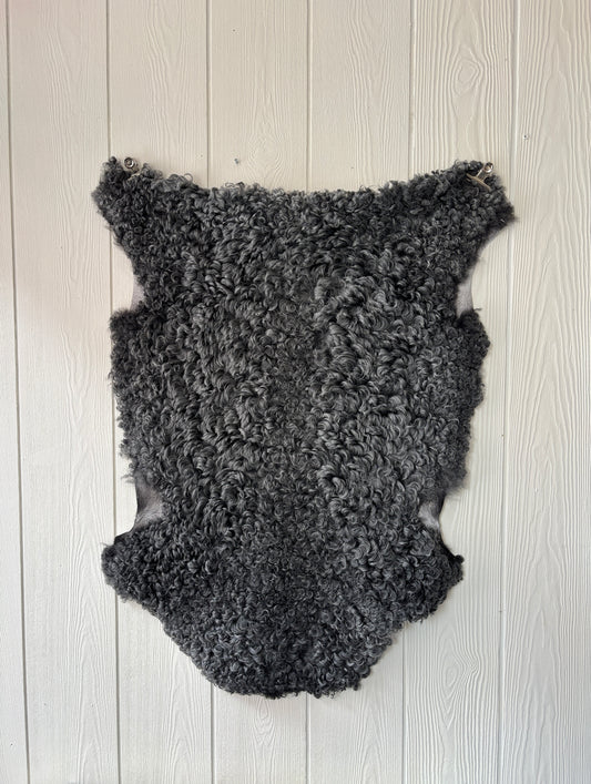 Gotländskt lammskinn nr 12, naturliga lockar, ca 92×67 cm – naturligt gotländskt lammskinn