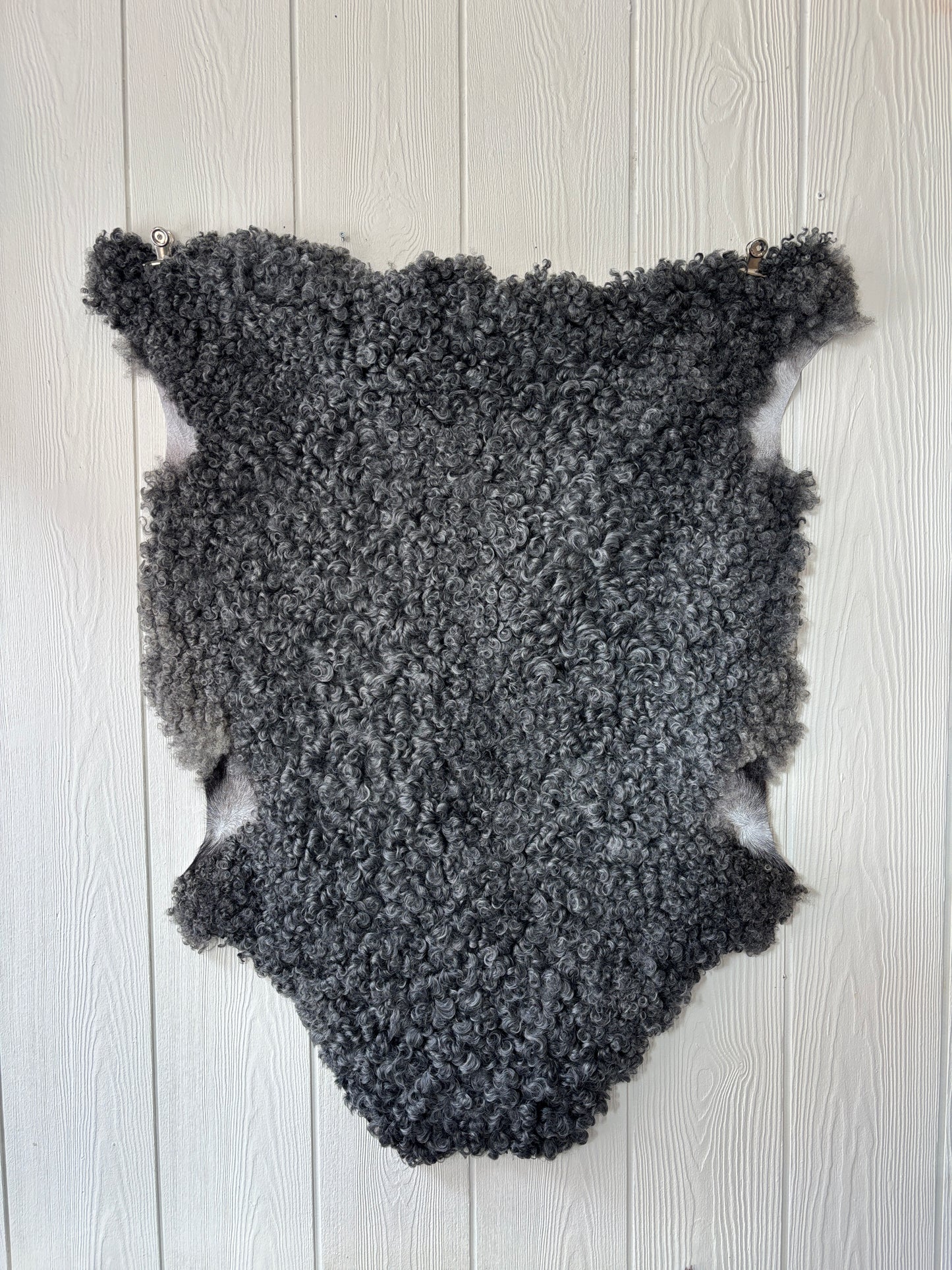 Gotländskt lammskinn nr 2, naturliga lockar, ca 101×74 cm – äkta gotlandsfår