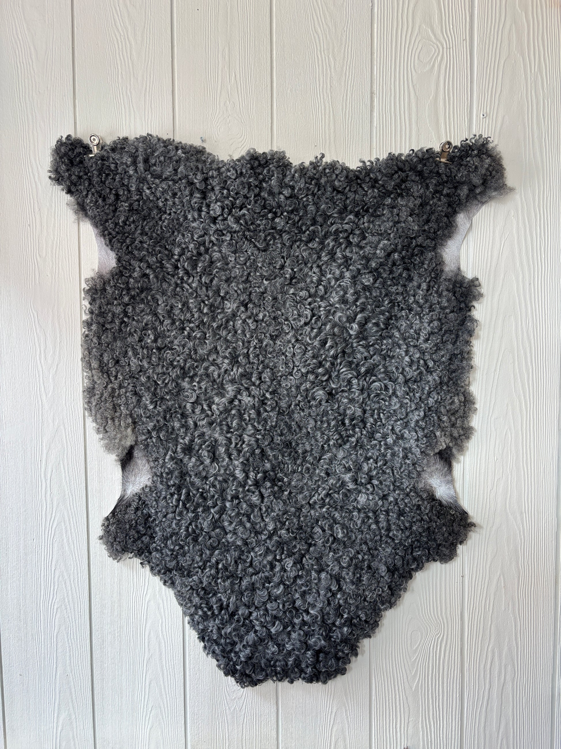 Gotländskt lammskinn nr 2, naturliga lockar, ca 101×74 cm – äkta gotlandsfår