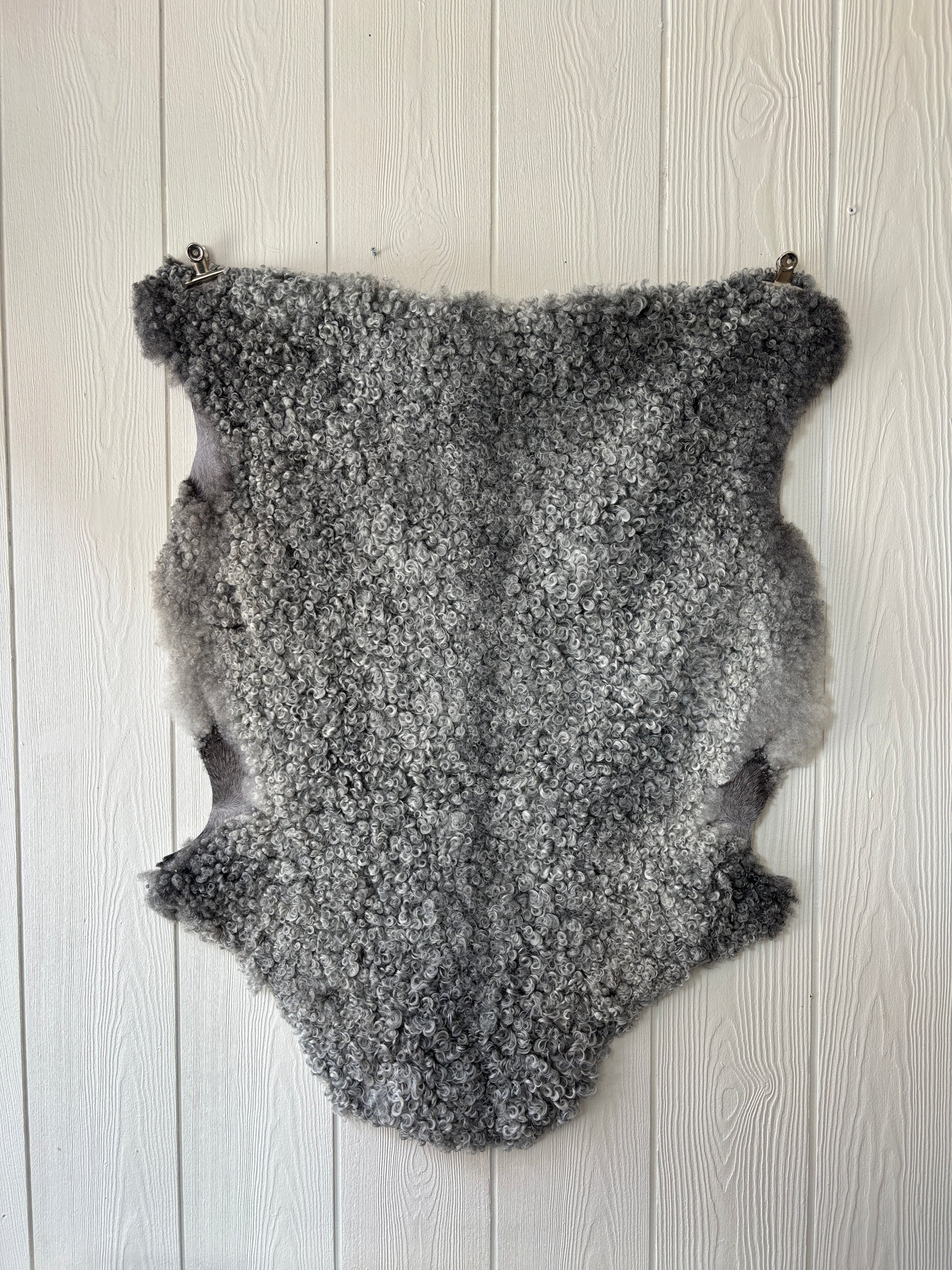 Gotländskt lammskinn nr 3, naturliga lockar, ca 97×74 cm – tvättbart i 30 grader