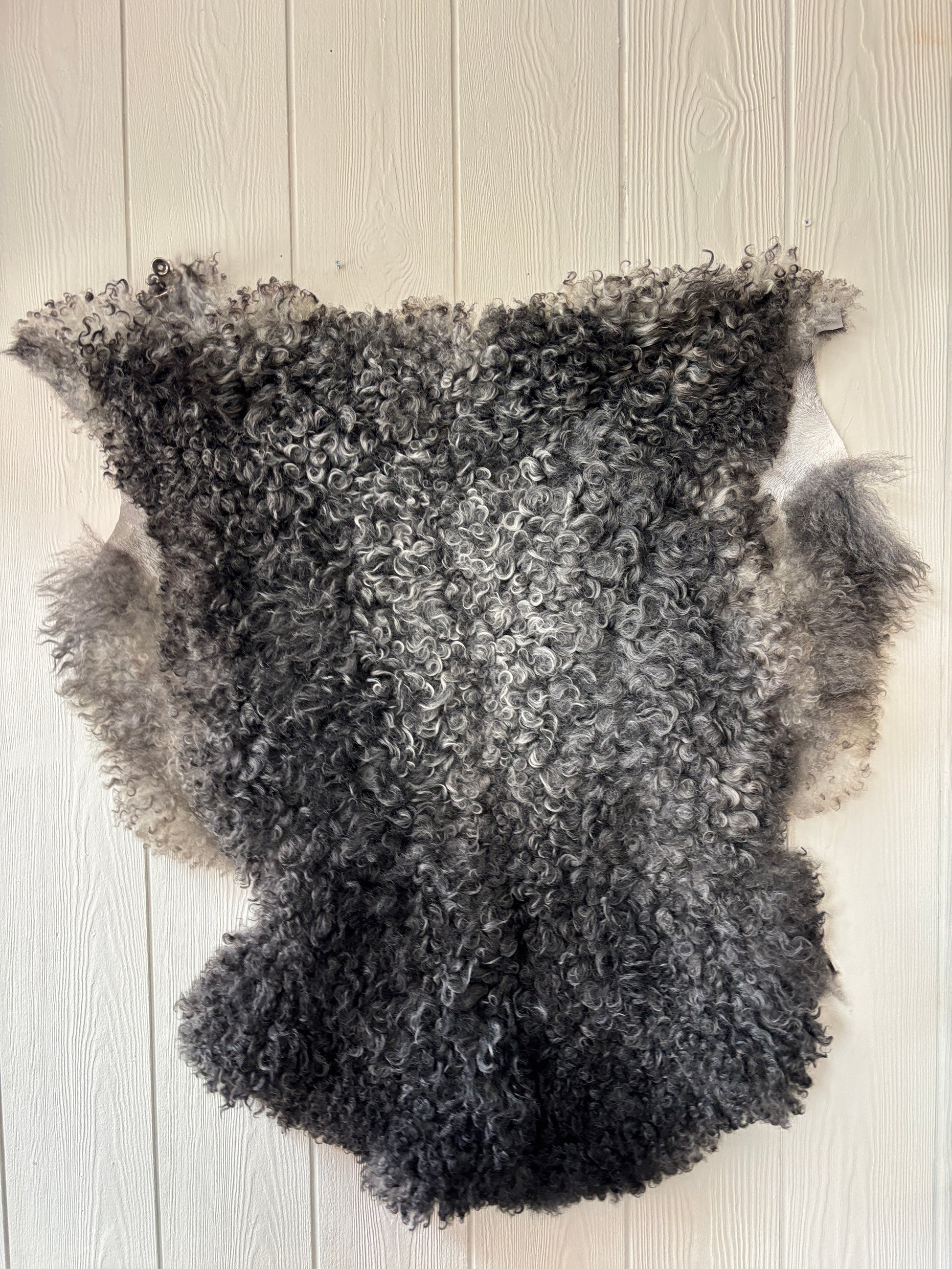 Gotländskt lammskinn nr 4, naturliga lockar, ca 101×87 cm – stort och mjukt fårskinn