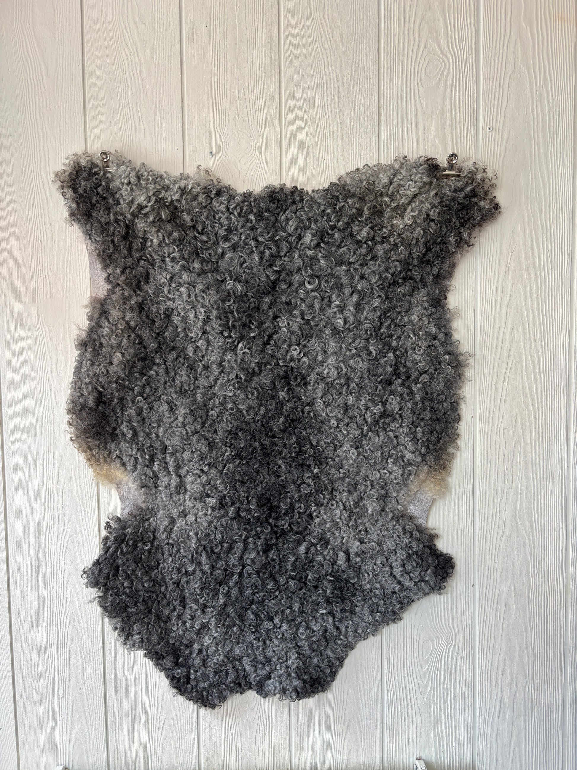 Gotländskt lammskinn nr 10, naturliga lockar, ca 101×76 cm – mjukt gotlandsfår