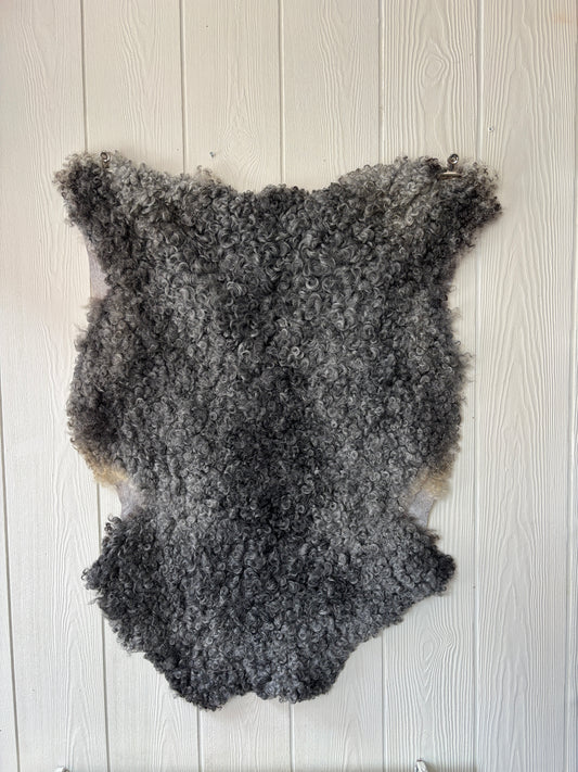 Gotländskt lammskinn nr 10, naturliga lockar, ca 101×76 cm – mjukt gotlandsfår
