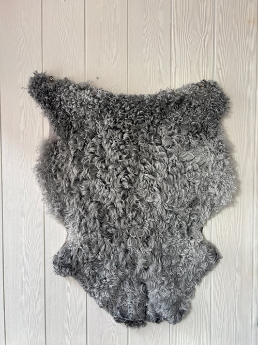 Gotländskt lammskinn nr 13, naturliga lockar, ca 99×79 cm – tvättbart fårskinn från Gotland